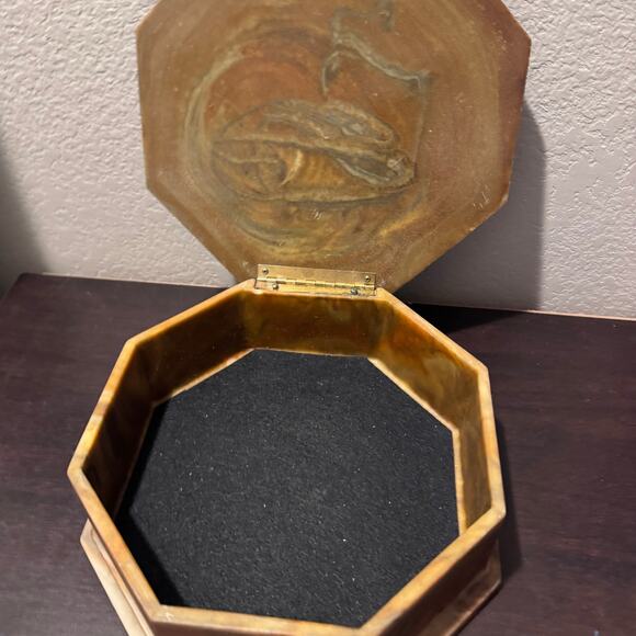 Vintage Onyx Octagonal Trinket Box – Temple Relief Design by Design Guild Intl. - Picture 6 of 10